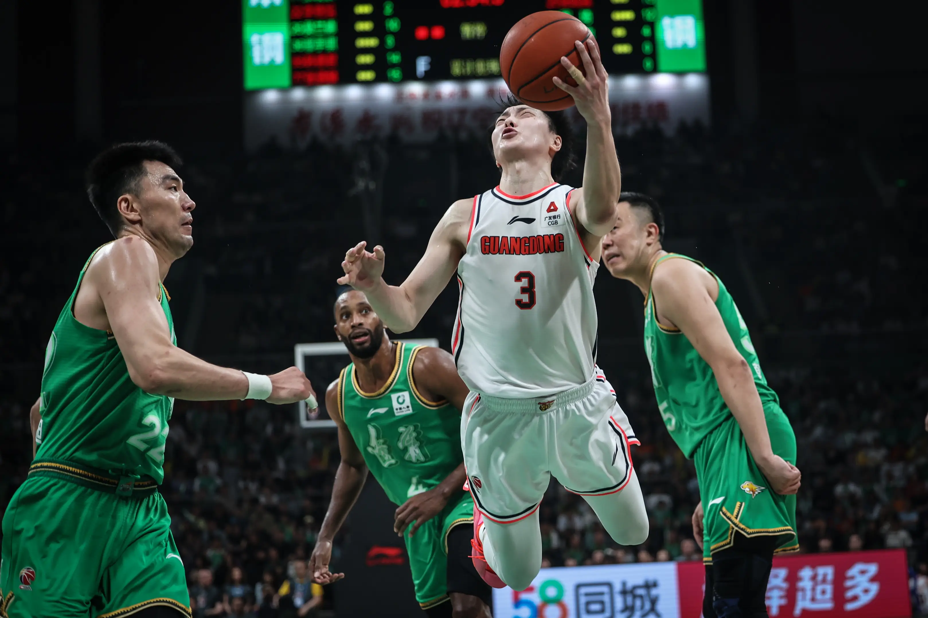 辽宁队险胜独行侠，浓眉哥点燃赛场