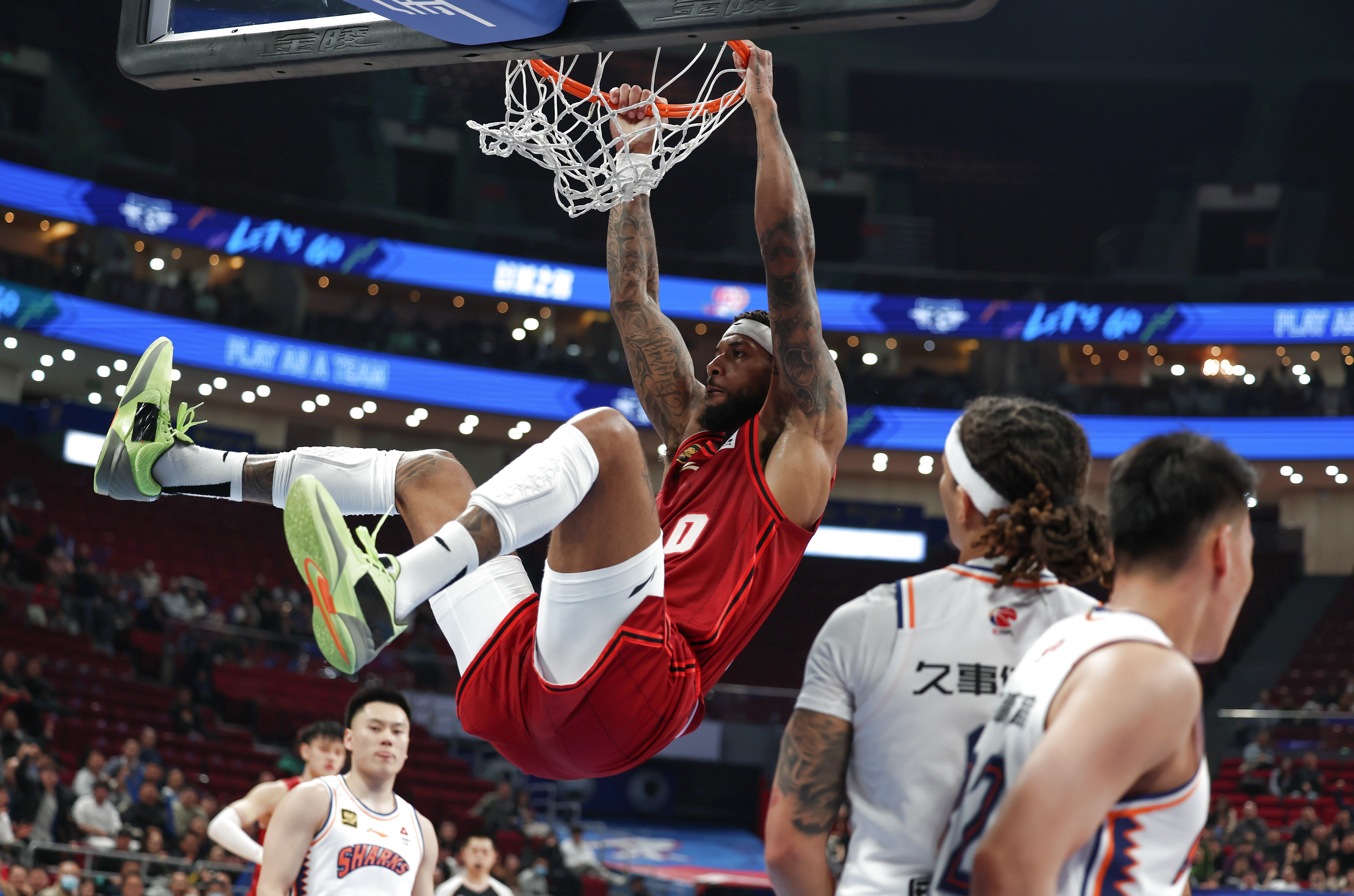 上海队横扫火箭，布克状态火热