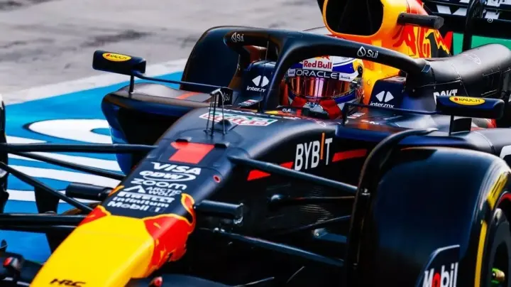 红牛二队鏖战梅赛德斯,汉密尔顿统治全场 红牛二队鏖战梅赛德斯,汉密尔顿统治全场