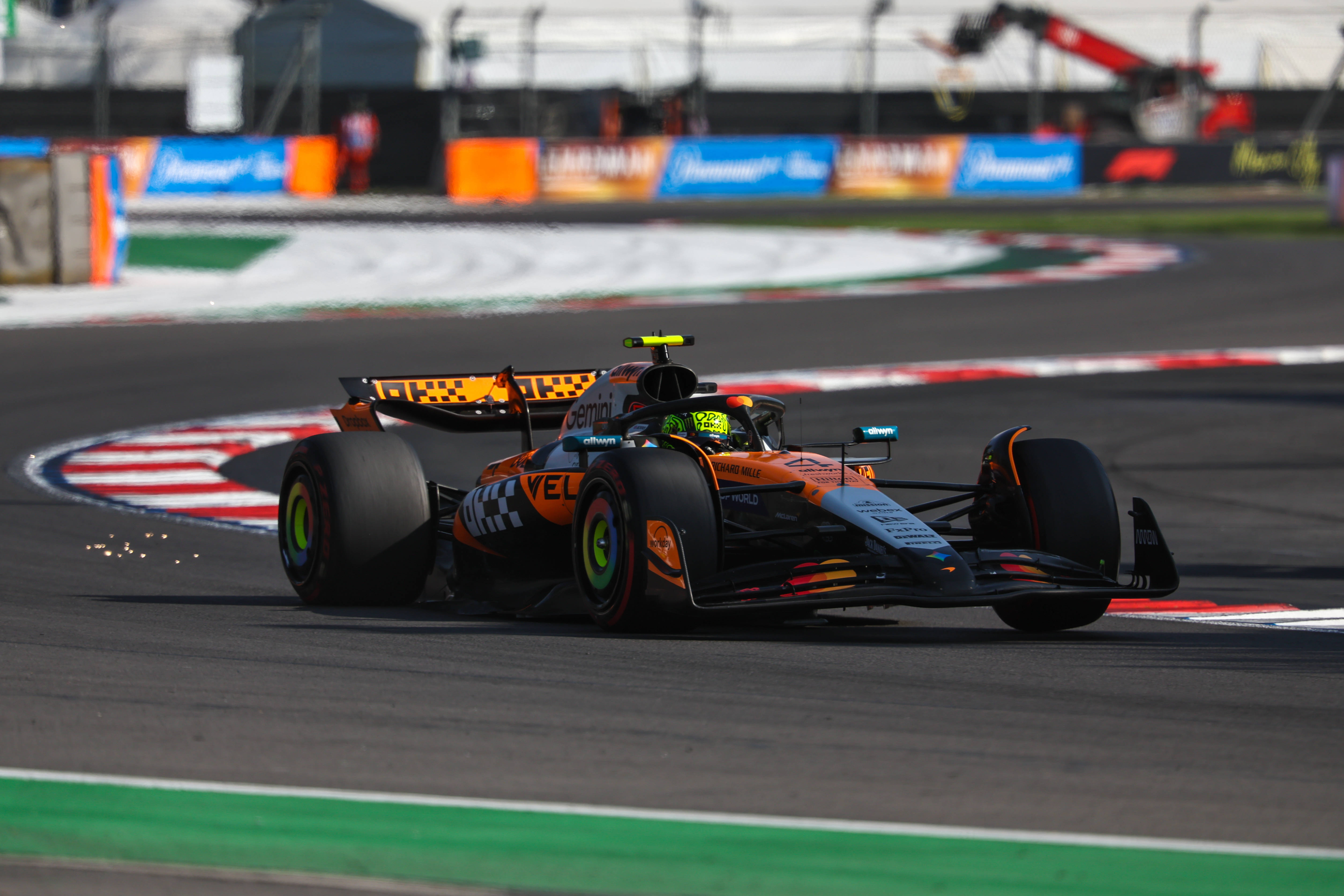 雷诺车队鏖战迈凯伦，勒克莱尔带队取胜