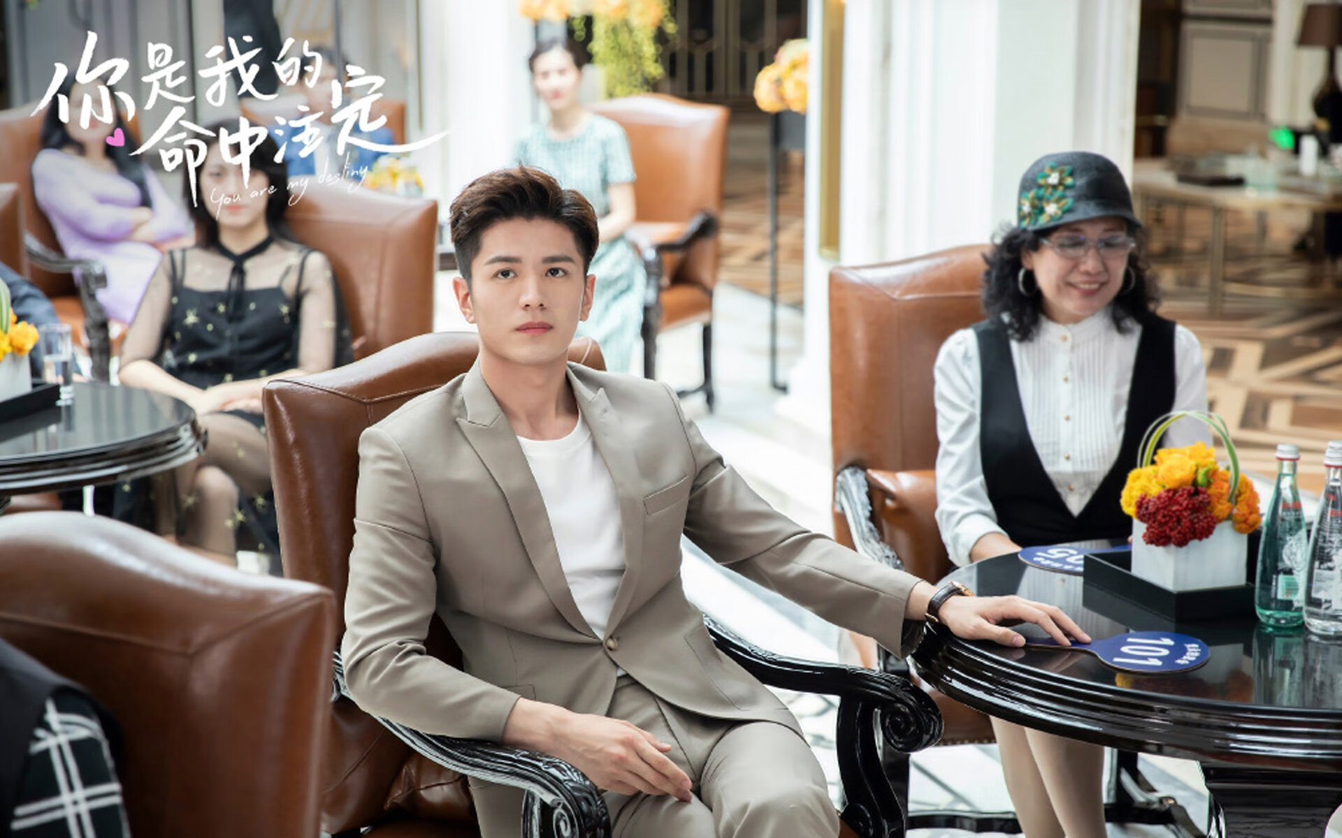 当向日葵遇见绿白条纹，一个法国人如何将两种颜色拧成战争与和平的绳结