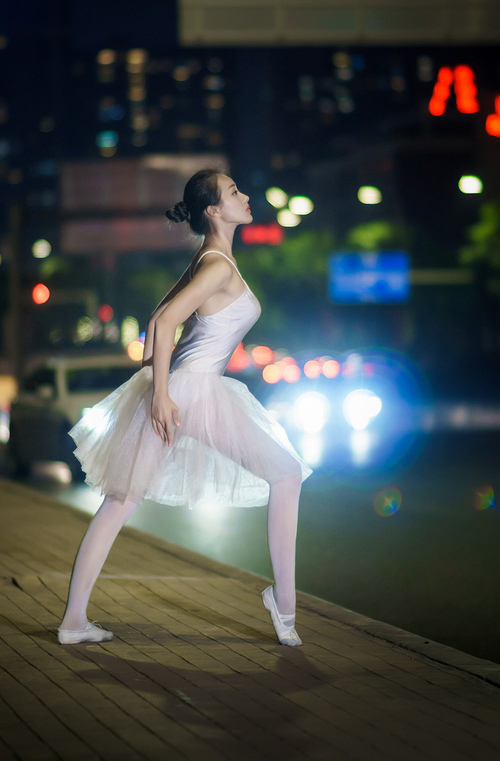 勒布朗·詹姆斯走向场边时，步履沉得像是拖着整个时代